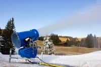 D’ici la fin de ce siècle, un certain nombre de stations de ski pourraient ne plus pouvoir garantir la présence de neige à Noël. Même celles lourdement équipées de canons à neige. © FPWing, Adobe Stock