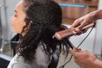 Les femmes noires utilisent fréquemment des produits pour défriser leurs cheveux crépus. © Lightfield Studios, Adobe Stock