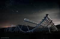 Pensé pour cartographier la densité de l'hydrogène dans l'univers, le radiotélescope Chime est également capable d'enregistrer des phénomènes transitoires rapides tels que les pulsars et les sursauts radio rapides (FRB). On estime que 1.000 FRB par jour soient décelables depuis la Terre et que ce radiotélescope soit capable d'en débusquer jusqu'à 50 quotidiennement. © Andre Renard, Dunlap Institute; Chime