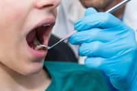 Le chirurgien-dentiste ausculte la bouche des patients que ce soit pour soigner ou prévenir des maladies dentaires.