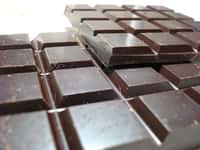 Le chocolat noir contient une petite fraction de flavanols, plus en tout cas que les chocolats au lait ou blanc. C’est de cette famille de molécules qu’il tiendrait ses nombreux bienfaits. © John Loo, Wikipédia, cc by 2.0