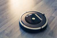 Pour se déplacer dans une pièce en évitant les obstacles, l'aspirateur ne s'aide pas d'une caméra mais d'un laser. © Roomba