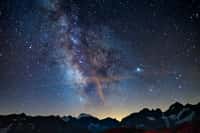 Un ciel nocturne dans les Alpes. © fabio lamanna, Adobe Stock