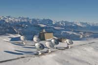 Les six antennes de 15 mètres de l'observatoire interférométrique du plateau de Bure, dans les Alpes. © Iram/Rebus