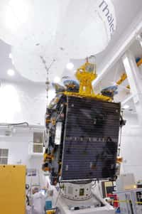 Le satellite Athena-Fidus dans les locaux cannois de Thales Alenia Space (en novembre 2013) pour d'ultimes vérifications et la préparation de son transfert vers le Centre spatial de Kourou. © Rémy Decourt
