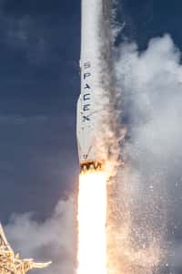 Falcon 9 v1.1 au décollage, sur le pas de tir SLC-40 de Cap Canaveral. À son bord, 6 des 17 satellites de la constellation de deuxième génération d'Orbcomm. © SpaceX