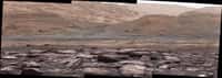 Extrait d’une vue panoramique créée à partir d'images pris la caméra du mât de Curiosity lors du Sol 1520. Les teintes pourpres des roches au premier-plan indiquent la présence d’hématite. À l'arrière-plan, les collines contenant davantage sulfates sont la prochaine destination du rover. © Nasa, JPL-Caltech, MSSS