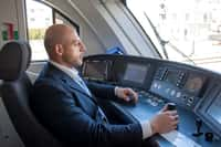 Avant chaque départ, le conducteur de train monte en cabine pour tester les équipements et vérifier que tout fonctionne correctement avant de faire monter les passagers à bord. © Viktoriia F, Adobe Stock.