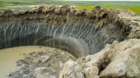 Cratère lié à une explosion de méthane dans la péninsule de Yamal en Russie. © aalutcenko, Adobe Stock