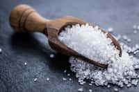 Le sel, dans le langage courant, est constitué de chlorure&nbsp;de sodium. Un composé à la structure cristalline et cubique. © HandmadePictures, Adobe Stock