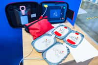 En France, les établissements recevant du public ont l'obligation de s'équiper d'un défibrillateur. © Grispb, Adobe Stock
