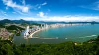 Panorama du littoral de Balneário Camboriú. Balneário Camboriú est une ville brésilienne du littoral de l'État de Santa Catarina. La cité possède une des plus grandes densités d'immeubles du Brésil. Peuplée de moins de 100.000 habitants en 2007, la municipalité abrite environ un million de personnes durant la haute saison. © David Kirsch, Flickr, cc by nc nd 2.0