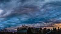 D'étranges altocumulus. Tous les nuages ne sont pas si simples à identifier. Celui photographié ici est particulièrement impressionnant. Il s’agit probablement d’un altocumulus castellanus undulatus opacus ; certains l’assimilent à une nouvelle forme de nuage proposée en 2009 à l’Atlas international des nuages : l’asperatus. Lieu : Géorgie, États-Unis. © Bradley Huchteman, Flickr, CC by-nc-nd 2.0