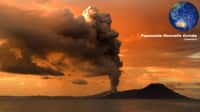 Le Mont Tavurvur, en Papouasie-Nouvelle-Guinée. Le Mont Tavurvur est un volcan situé dans la baie de Rabaul, en Papouasie-Nouvelle-Guinée. Récemment, il est entré en éruption en 2014. Cette éruption a projeté de nombreuses cendres dans les environs. Les éruptions précédentes dataient de 1937, 1941, 1943 et 1994-1995. L'éruption de 1994-1995 a conduit à l'évacuation et la destruction de la ville de Rabaul, qui a perdu son statut de capitale depuis cette date. © Taro Taylor, CC by 2.0