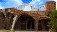 À quelques kilomètres de Barcelone se dresse l’une des œuvres les plus méconnues d’Antoni Gaudi : la crypte de la Colonie Güell. Son histoire est étonnante.À l’origine, du projet, la volonté d’Eusebi Güell d’offrir quelques avantages aux ouvriers de son usine textile. C’est à Gaudi que revient la lourde tâche d’imaginer l’église de la colonie. L’architecte moderniste réfléchit pendant des années aux solutions audacieuses qu’il va y incorporer. Son idée : bâtir une église à deux nefs, inférieure et supérieure. Une église coiffée de tours latérales et d’un dôme de pas moins de 40 mètres de haut. Mais la construction est stoppée lorsque Eusebi Güell tombe malade en 1914.Seuls, la nef inférieure et le portique d’entrée ont pu être achevés et le monument est alors qualifié de crypte. Malgré tout, cette œuvre est considérée, par sa complexité, comme l’une des plus importantes de Gaudi. © Pepe Manteca, Wikimedia Commons, CC by-NC 2.0