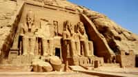 Le grand temple d'Abou Simbel. Vue de la façade du grand temple d'Abou Simbel, avec les quatre colosses de Ramsès II et, au premier plan, le pylône et une partie du péribole en briques de limon du Nil. © Amre Ghiba, Flickr, CC by-nc-sa 2.0