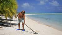 Antoine au travail dans l'archipel des Tuamotu. Les principaux atolls sont Anaa, Manihi, Rangiroa, Fakarava, Hao, Makemo, Tikehau et Mataiva. © Antoine
