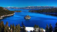 Le lac Tahoe, le plus beau des États-Unis. Situé à la fois en Californie et dans le Nevada, le lac Tahoe n’a rien de comparable en taille avec les Grands Lacs du nord-est des États-Unis, mais les surpasse en beauté, d’après des lecteurs américains sondés par USA Today. © Michael, Wikipédia, cc by 2.0