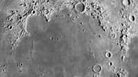 La Lune. Télescope 114/900, oculaire de 25mm barlow x2 (G=72) pose 2s sur Sensoria 200 avec un Pentax P30N - par occultation (aucune retouche).Photo prise en Septembre 2000 près de Lille (France) ©Copyright - Christian VEEGAERT. Tous droits réservés. http://astroamat.free.fr