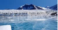 Les secrets du climat sont enfouis au cœur de la glace. Ici, de la&nbsp;glace bleue couvrant le Lac Fryxell, dans la chaîne&nbsp;Transantarctique, en&nbsp;Antarctique.&nbsp;© Joe Mastroianni,&nbsp;National&nbsp;Science Foundation, DP

