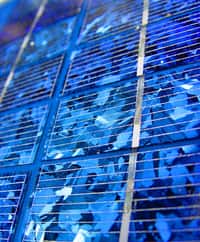 Les cellules photovoltaïques au silicium multicristallin sont aisément reconnaissables aux motifs qu’elles affichent. Le rendement des panneaux solaires commerciaux dotés de cette technologie est compris entre 11 et 18 %. © Cleary Ambiguous, Flickr, CC&nbsp;by 2.0