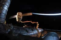 Le vaisseau cargo Dragon le 3 juin 2019 encore attaché à la Station spatiale internationale (ISS) grâce au bras robotique Canadarm2, juste avant son retour imminent sur Terre. © @Astro_DavidS