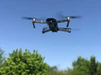 Seuls les drones de plus de 800 grammes sont concernés par les nouvelles obligations de déclaration auprès des autorités de l'aviation civile. Les pilotes amateurs doivent également suivre une formation en ligne. © DJI