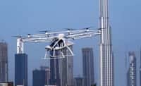Découvrez les 8 projets les plus avancés de drones taxis. Ici, le Volocopter (rebaptisé&nbsp;Autonomous Air Taxi par les autorités dubaïotes) lors de son vol inaugural au-dessus de la ville du Dubaï. ©&nbsp;Government of Dubai