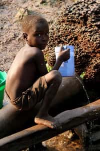 L'eau insalubre est la première cause de mortalité des enfants dans des pays où sévissent pourtant des conflits armés et des guerres, d'après l'Unicef. © Oxfam East Africa, Flickr, CC By 2.0