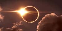 Ce jeudi 20 avril 2023 a eu lieu une éclipse solaire hybride : annulaire, puis totale et à nouveau annulaire. © Peter Jurik, Adobe Stock