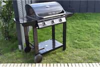 Pendant les soldes estivales, le barbecue gaz 3 brûleurs + plancha à petit prix chez ELECTRO DEPOT. (Source : ELECTRO DEPOT)
