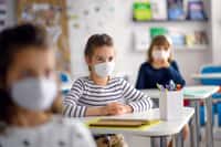 Les tests de dépistage salivaire sont mis en place dans les écoles depuis le 22 février. Le but ? Surveiller la circulation du virus. © Halfpoint, Adobe Stock