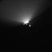 Cette éruption, ou jet de matière, est l'un des signes évidents de l'activité de Tchouri. Elle a été observée par la sonde Rosetta alors que le périhélie de la comète (son point le plus proche du Soleil) n'avait pas encore été atteint. © Esa, Rosetta, NavCam