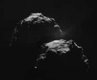 Cette image composite de la comète Churyumov-Gerasimenko, un assemblage de quatre vues, a été acquise par la sonde Rosetta depuis une distance de 31,8 kilomètres. Elle montre des détails d'un peu moins de 10 mètres (2,7 m par pixel). © Esa/Rosetta/Navcam