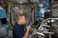 L'astronaute de l'agence spatiale européenne Tim Peake surveille sa santé à bord de la Station spatiale internationale. On le voit ici analyser l'air expiré, contrôler le niveau d'inflammation de ses voies respiratoires et mesurer la quantité de poussière en suspension dans l'atmosphère du complexe orbital. © Esa, Nasa
