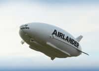 Lors de son vol d’essai, l’Airlander 10 a atteint une altitude de 150 mètres et une vitesse de 65 km/h. Une fois opérationnel, il sera capable de voler à une altitude de 4.880 mètres et d'avoir une vitesse de croisière de 148 km/h. © Airlander