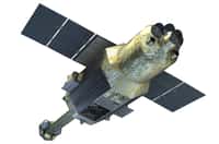 Hitomi est un satellite de 14 mètres de long pour une masse de 2,7 tonnes. Il est équipé de six télescopes et détecteurs à rayons X d’une résolution sans précédent et dispose d'un mât extensible de plus de 6 mètres (ce qui permet de disposer d'une focale de 12 mètres pour certains des instruments qu'il embarque). © Jaxa, Nasa/Goddard