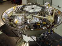 Construit par Lockheed Martin, l'atterrisseur InSight doit se poser à la surface de Mars pour étudier son sous-sol, notamment à l’aide d’un sismomètre fourni par le Cnes, SEIS (Seismic Experiment for Interior Structure). Il est vu ici, retourné, avec les trois jambes repliées, à l'intérieur de son bouclier thermique. © Nasa, JPL-Caltech / Lockheed Martin