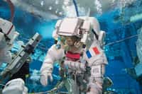 Thomas Pesquet à l'entraînement en janvier 2016, dans le Laboratoire de flottabilité neutre, répétant une des tâches qu'il aura à réaliser lors de son séjour à bord de la Station spatiale. © Neutral Buoyancy Laboratory, Bill Brassard