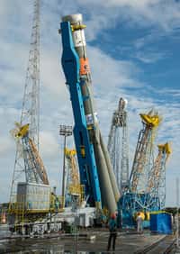 Le lanceur Soyouz, sans les satellites qu'il transportera, installé sur son pas de tir du Centre spatial guyanais. © Esa, Cnes, Arianespace, service optique CSG