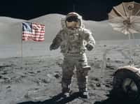 Décembre 1972 : Eugene Cernan pose sur la Lune près du drapeau américain. © Nasa