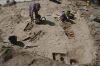 Deux archéologues de l’Inrap s’appliquent pour exhumer des restes humains du cimetière colonial de la plage des Raisins clairs (Guadeloupe), avant que l’érosion marine ne les emporte à la mer. © Jérôme Rouquet, Inrap