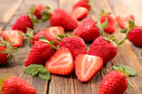 Récolte de fraises, petits fruits rouges savoureux.&nbsp;© M.studio, Adobe Stock