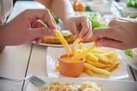 La consommation de frites augmenterait le risque de dépression. © pairhandmade