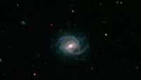 SDSS J094700.08 + 254045.7 est l’une des plus grandes et des plus brillantes super spirales. Le disque étoilé et les bras spiraux de la méga galaxie s'étendent sur environ 320.000 années-lumière, soit plus de trois fois la largeur de la Voie lactée. © SDSS
