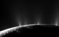 Pas moins de 30 jets ont été identifiés sur cette image d'Encelade, prise dans la région du pôle sud par la sonde Cassini le 21 novembre 2009. Mais d'où vient l'énergie à l'intérieur de cette lune ? © Nasa, JPL, Space Science Institute