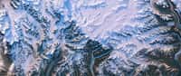 Selon un nouveau modèle développé par des chercheurs de l’université du Texas à Austin (États-Unis), les glaciers du Groenland pourraient être amenés à fondre bien plus rapidement que ce que prévoyaient jusqu’à présent les modèles plus classiques. En image, le Groenland vu de l'espace. © gizemg, Adobe Stock