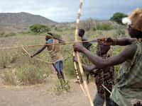 Le peuple hadza est l’un des derniers peuples africains à vivre encore de la chasse et de la cueillette. Un mode de vie qui change leur flore intestinale et qui nous poussent à revoir quelles sont les bonnes et les mauvaises bactéries commensales. © Woodlouse, Flickr, cc by sa 2.0