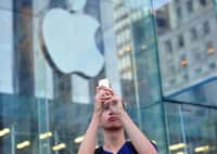 Pour récupérer les informations, le virus KeyRaider se sert des communications entre l'iPhone et le site de musique en ligne d'Apple, iTunes. © Stan Honda, AFP Photo
