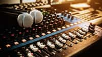 Avec l'aide de sa console, l'ingénieur du son enregistre, mixe et équilibre les sons pour un rendu d'une grande qualité. © Eakrin, Adobe Stock.